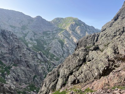 Vire de départ quelque part là dedans (cairn) Vire de départ quelque part là dedans (cairn)