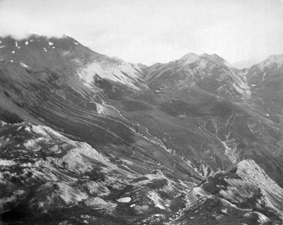 Col Fionnière et Col de la Mayt, vus des pentes du Col de Thures par Paul Lancrenon en 1897 Col Fionnière et Col de la Mayt, vus des pentes du Col de Thures par Paul Lancrenon en 1897