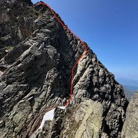 en rouge la désescalade pour éviter les 2 rappels de 60 (photo prise sur le premier 4c juste après cette descente)