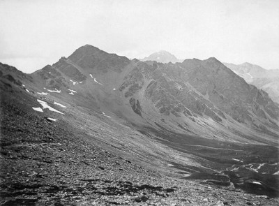 Petit Rochebrune et Pic Lombard par Paul Lancrenon. Au fond, Grand Rochebrune. Petit Rochebrune et Pic Lombard par Paul Lancrenon. Au fond, Grand Rochebrune.