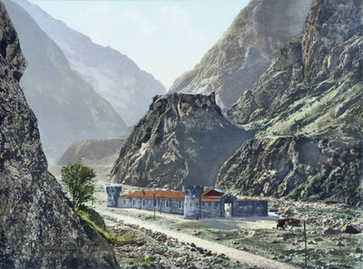 Ancien fort de la gorge de Darial avec l'ancienne forteresse en arrière plan. Photochrome anonyme.