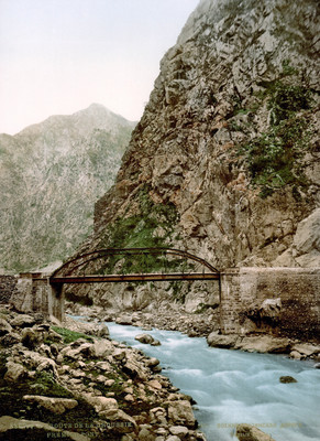 Route du Caucase, gorge de Darial, en 1900 par Photoglob N°0000008867