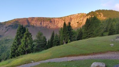 Lever de soleil sur le cirque NE du Monte Peller, vu depuis le refuge Lever de soleil sur le cirque NE du Monte Peller, vu depuis le refuge