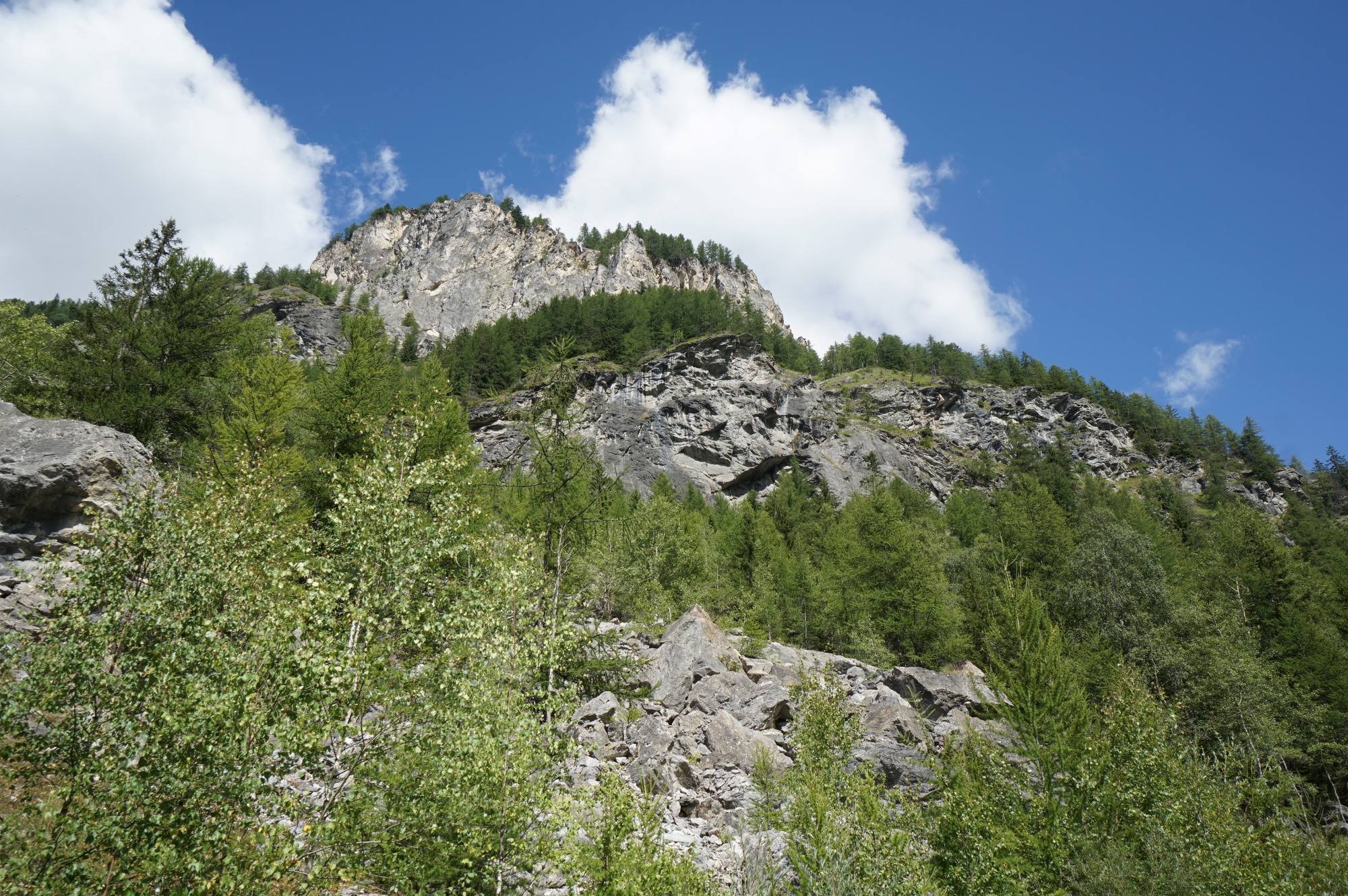 Vue de la falaise depuis le torrent.