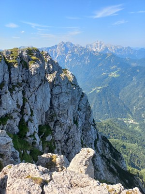 Pogled proti zahodu z vrha Raduhe Pogled proti zahodu z vrha Raduhe
