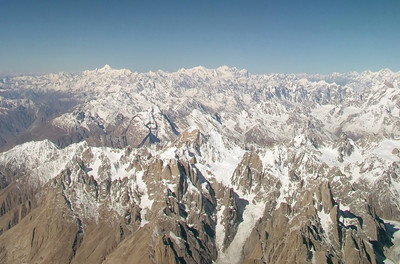Glacier Uli Biaho en 2005, au fond : à gauche, Kunyang Chhishau, au centre  Kanjut Sar I et Distaghil Sar