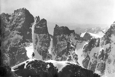 Pic sans Nom, pic du Coup de Sabre vus du pic Coolidge par Vittorio Sella Pic sans Nom, pic du Coup de Sabre vus du pic Coolidge par Vittorio Sella