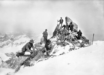 Construction de la première cabane Regina Margherita sur la Punta Gnifetti par Vittorio Sella Construction de la première cabane Regina Margherita sur la Punta Gnifetti par Vittorio Sella