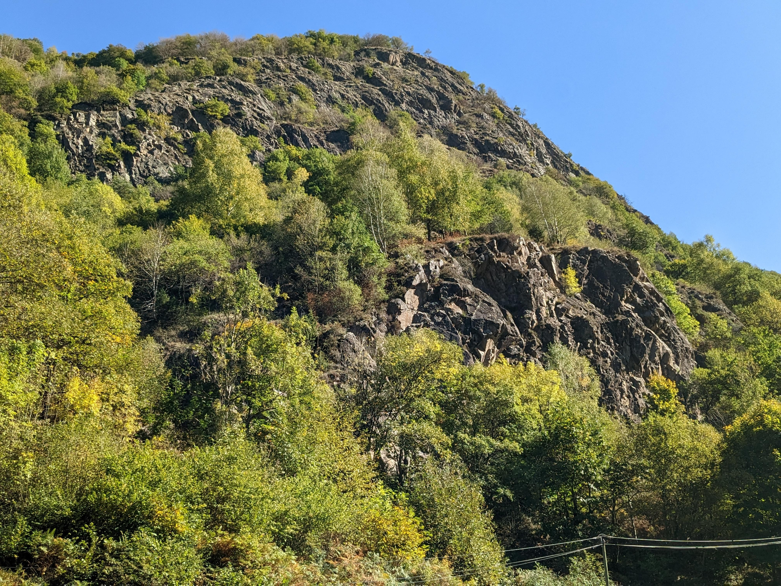 Rocher école de Saint-Mamet (en bas à droite)
