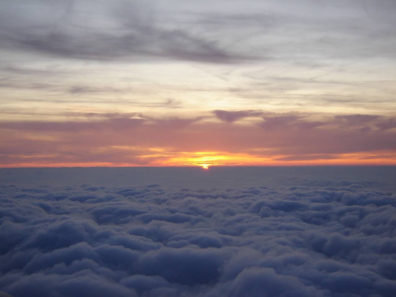 Coucher De Soleil Sur Mer De Nuages Depuis Ref Cosmiques