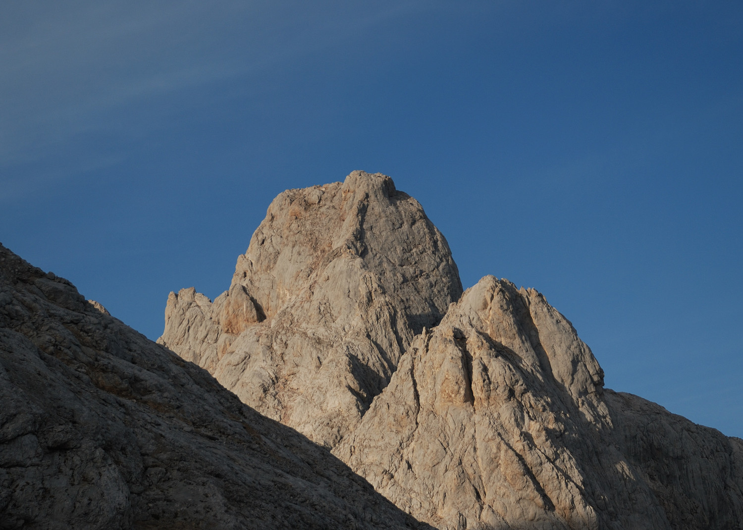 Torre Cerredo (2648m), point culminant des Picos de Europa ...