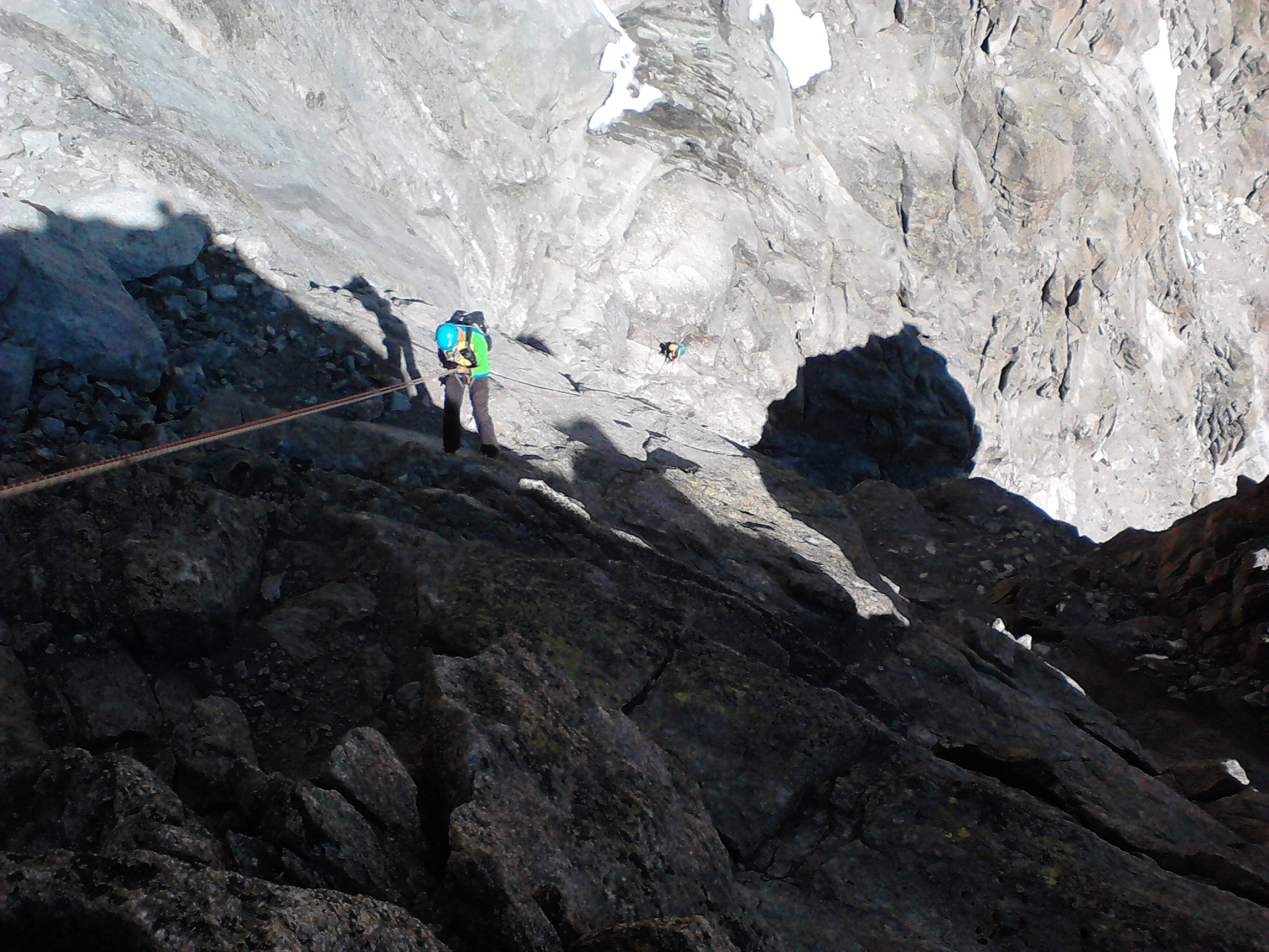 On rejoint la gorge dans laquelle se poursuit la descente - Camptocamp.org